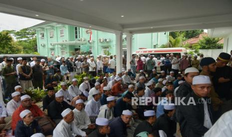 Jamaah mendoakan almarhum Habib Hasan Bin Jafar Assegaf saat bertakziah di area Masjid Nurul Musthofa Center, Cilodong, Depok, Jawa Barat, Rabu (13/4/2024). Pimpinan Majelis Taklim Nurul Musthofa Habib Hasan Bin Jafar Assegaf meninggal dunia sekitar pukul 09.01 WIB di Rumah Sakit Cinere Rabu (13/4). Rencananya mendiang Habib Hasan Bin Jafar Assegaf akan dishalatkan dan disemayamkan di makam ibundanya Hubabah Fatmah Alathas di Masjid Nurul Musthofa Center.