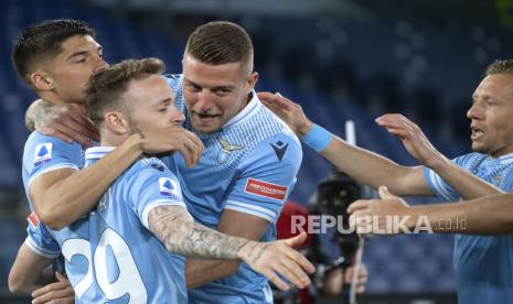 Gelandang SS Lazio Joaquin Correa melakukan selebrasi dengan rekan satu tim usai membobol gawang tim AC Milan pada pertandingan Serie A Italia di Olimpico Stadium, Roma, Italia, Senin (26/4). SS Lazio memenangkan pertandingan melawan AC Milan dengan skor akhir 3-0, melalui gol yang dicetak oleh Joaquin Correa dan Ciro Immobile. EPA-EFE/MAURIZIO BRAMBATTI