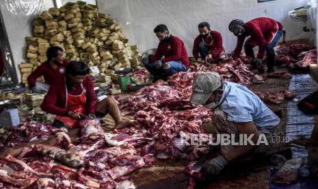 Panitia memotong daging hewan qurban sebelum dibagikan kepada mustahik di Masjid Al Lathiif, Jalan Saninten, Kota Bandung, Jumat (31/7). Gubernur Jawa Barat Ridwan Kamil mengatakan teknis pembagian daging qurban dilakukan secara pintu ke pintu (door to door) sebagai bentuk penerapan protokol kesehatan di masa Adaptasi Kebiasaan Baru (AKB) guna pencegahan penyebaran Covid-19. Foto: Abdan Syakura/Republika