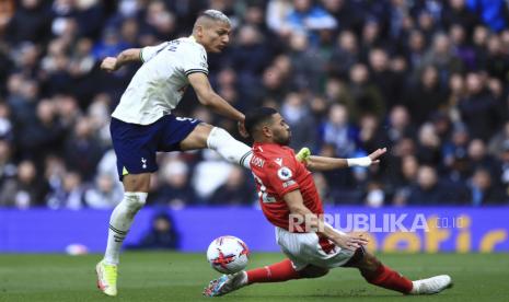 Pemain Tottenham Richarlison (kiri) menendang bola yang diblok pemain Nottingham Forest Renan Lodi pada pertandingan sepak bola Liga Premier Inggris antara Tottenham Hotspur dan Nottingham Forest, di stadion Tottenham Hotspur di London, Sabtu (11/3/2023).