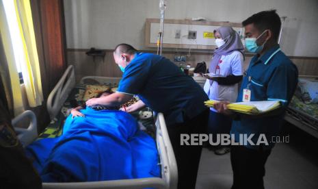 Petugas medis memeriksa kondisi pasien yang menjalani perawatan di RSUD Loekmono Hadi, Kudus, Jawa Tengah, Senin (5/2/2024). Selama Januari 2024 sebanyak 119 pasien demam berdarah dengue (DBD) dirawat di rumah sakit tersebut atau mengalami kenaikan dibandingkan bulan sebelumnya sebanyak 25 pasien. 