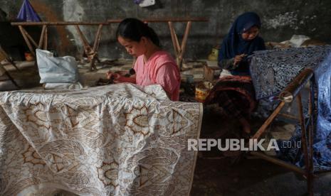 Perajin memproduksi batik di lokasi produksi rumahan di Pekalongan, Jawa Tengah, Ahad (24/5/2022) (ilustrasi). Pemerintah Kota Pekalongan, Jawa Tengah, terus memacu pemulihan ekonomi pascapandemi Covid-19 melalui pendampingan oleh organisasi perangkat daerah (OPD) untuk membantu perkembangan pelaku usaha, khususnya industri batik.