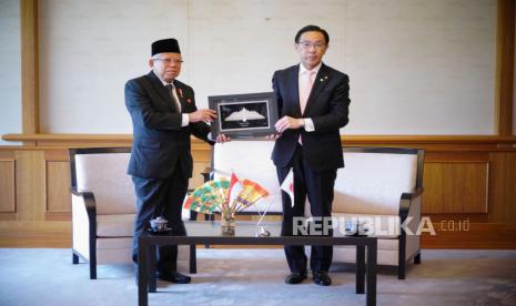 Wakil Presiden Maruf Amin melakukan pertemuan dengan Gubernur Kyoto, Takatoshi Nishiwaki, di Kyoto Guest House, Rabu (08/03/2023). BPMI/Setwapres