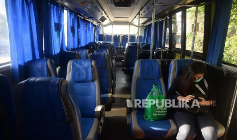 Penumpang layanan bus bantuan gratis menunggu keberangkatan di Stasiun Sudirman, Jakarta, Jumat (15/5). Badan Pengelola Transportasi Jabodetabek (BPTJ) Kementerian Perhubungan menyediakan bus gratis tujuan Jakarta-Bogor, Jakarta-Bekasi dan sebalikanya sebagai alternatif untuk mengurangi kepadatan penumpang KRL di tengah pemberlakuan PSBB di wilayah Jabodetabek