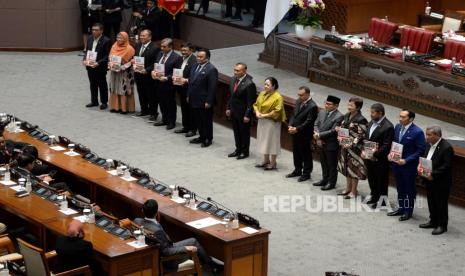 Ketua DPR Puan Maharani (tengah) bersama para wakil ketua DPR dan pimpinan fraksi DPR berfoto saat Rapat Paripurna Khusus di kompleks Parlemen, Senayan, Jakarta, Selasa (29/8/2023). Rapat paripurna tersebut dalam rangka HUT DPR RI Ke-78 dan penyampaian laporan kinerja DPR tahun sidang 2022-2023 oleh Ketua DPR.  