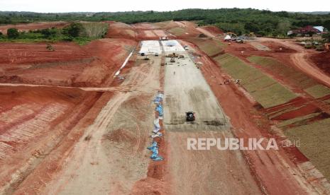 Foto udara suasana pengerjaan tol Provinsi Bengkulu - Kota Lubuk Linggau, Sumatera Selatan di pintu tol Betungan kota Bengkulu, Rabu (20/5/2020). PT Hutama Karya Infrastruktur (HKI) memastikan pengerjaan  proyek jalan tol Bengkulu-Sumsel seksi satu yakni Kota Bengkulu - Taba Penanjung sepanjang 17,6 kilometer tetap berlanjut meski di tengah pandemi COVID-19 dengan target penyelesaian 2021 mendatang