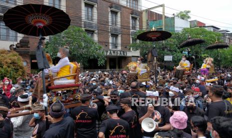 Umat Hindu mengikuti upacara ngaben Raja Pemecutan XI Anak Agung Ngurah Manik Parasara di Denpasar, Bali, Jumat (21/1/2022). Upacara ngaben Raja Pemecutan XI yang merupakan upacara berskala besar tersebut disaksikan ribuan warga dan wisatawan. 