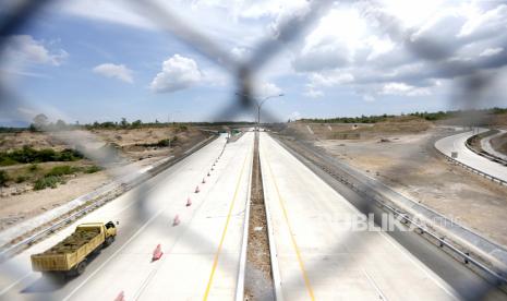 Progres pekerjaan fisik jalan tol yang menghubungkan Provinsi Bengkulu dan Sumatera Selatan Seksi I yakni Kota Bengkulu-Taba Penanjung, Kabupaten Bengkulu Tengah, sepanjang 17,6 kilometer telah mencapai delapan persen. Ilustrasi pembangunan tol.