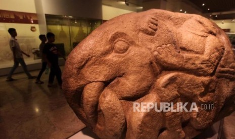 Sejumlah pelajar melihat-lihat fosil batu purbakala ukiran gajah di Museum Nasional, Jakarta, Selasa (26/6).