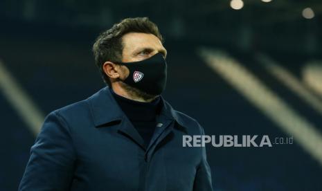 Pelatih Cagliari Eusebio Di Francesco bereaksi selama pertandingan sepak bola babak enam belas Piala Italia antara Atalanta BC dan Cagliari di Stadion Gewiss di Bergamo, Italia, Jumat (15/1).