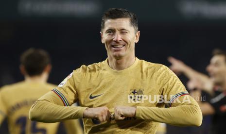 Pemain Barcelona  Robert Lewandowski melakukan selebrasi setelah mencetak gol 0-2 pada pertandingan LaLiga antara Real Betis dan FC Barcelona, ????di Seville, Spanyol,  Kamis (2/2/2023) dini hari WIB.