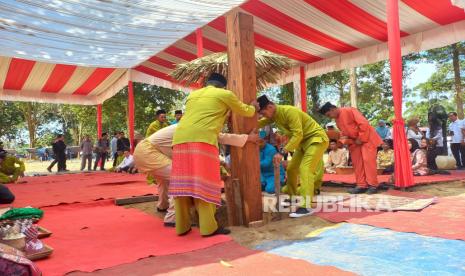 Masyarakat adat di sekitar Kawasan Cagar Budaya Nasional (KCBN) Muarajambi, Kabupaten Muaro Jambi, Provinsi Jambi, melakukan prosesi Tegak Tiang Tuo, Rabu (5/6/2024). Prosesi itu sekaligus menandakan dimulainya pembangunan museum KCBN Muarajambi. 