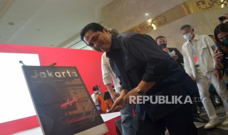 Menteri BUMN Erick Thohir bersiap membubuhkan tanda tangan di poster pada pembukaan Art Jakarta 2022. Menteri Badan Usaha Milik Negara (BUMN) Erick Thohir menegaskan, anak-anak Indonesia bisa meraih kesuksesan di kancah internasional bila ditunjang oleh pendidikan yang bagus, kemauan yang keras, serta usaha dan kerja sangat keras. Erick Thohir sudah merasakan kesuksesan sebagai pemilik klub Serie A Italia Inter Milan karena menganut nilai-nilai itu.