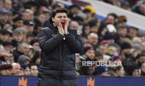 Chelsea head coach Mauricio Pochettino gives instructions during the English FA Cup fourth round soccer match between Aston Villa and Chelsea at the Villa Park Stadium in Birmingham, England, Wednesday, Feb. 7, 2024. 