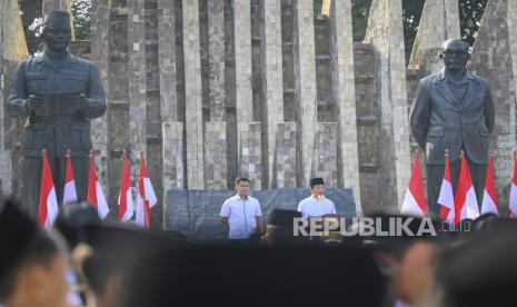 Menteri Agama Nasaruddin Umar (kanan) memimpin Apel Hari Santri 2024 di Tugu Proklamasi, Jakarta, Selasa (22/10/2024). Dalam amanatnya, Nasaruddin mengatakan santri bisa menjadi apa saja, termasuk menjadi presiden dan wakil presiden. 