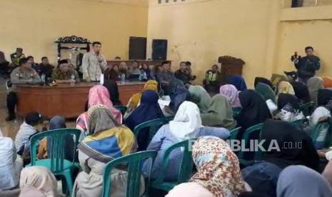 Sejumlah orang tua siswa melakukan aksi menuntut uang tabungan anak mereka kembali, di GOR Pakemitan Kecamatan Ciawi, Kabupaten Tasikmalaya, Sabtu (22/7/2023). Tabungan ratusan siswa di SDN 3 Pakemitan diduga dibawa kabur oleh mantan kepala sekolah. 