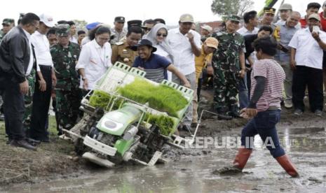 Menteri Pertanian Andi Amran Sulaiman saat hadir di acara Gerakan Percepatan Tanam Padi di Desa Kayu Loe Timur, Kecamatan Turatea, Kabupaten Jeneponto, Sulawesi Selatan. 