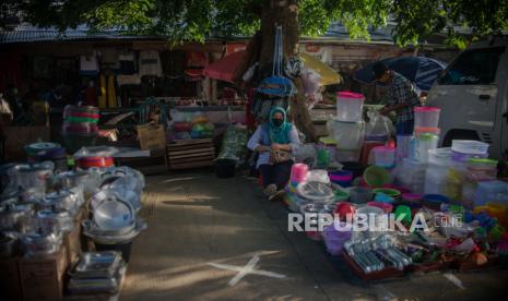 Sejumlah pedagang menerapkan jarak fisik saat berjualan 