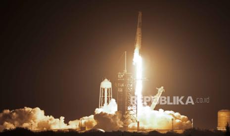 A SpaceX Falcon 9 rocket and Dragon capsule with a crew of four on a mission to the International Space Station lifts off from pad 39A at the Kennedy Space Center in Cape Canaveral, Fla., Sunday, March 3, 2024.  