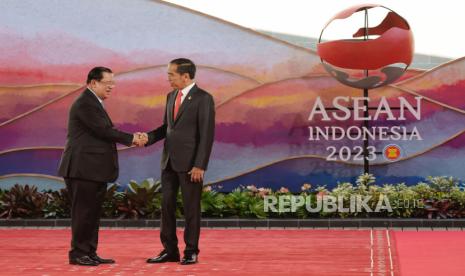 Perdana Menteri Kamboja Hun Sen menyampaikan permintaan maaf kepada Jokowi atas insiden terbaliknya bendera Indonesia saat pembukaan SEA Games 5 Mei lalu.