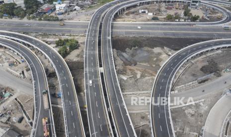 Foto udara sejumlah kendaraan melintasi Jalan Tol Cibitung-Cilincing (JTCC)  seksi 4 ruas Tarumajaya-Cilincing  di Jakarta, Senin (3/4/2023). Jalan Tol Cibitung-Cilincing (JTCC) Seksi 4 (Segmen Tarumajaya-Cilincing) sepanjang 7,29 kilometer dibuka secara fungsional tanpa tarif untuk memperlancar akses logistik angkutan barang dari pelabuhan Tanjung Priok menuju kawasan industri dan arus mudik Lebaran.