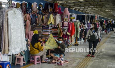 Pedagang merapikan barang dagangannya di Skybridge Pasar Tanah Abang, Jakarta, Senin (15/2). Sebanyak 55.000 pedagang Tanah Abang akan menjalani vaksin Covid-19 yang merupakan pilot project dari program vaksinasi tahap kedua dari pemerintah pada Rabu (17/2). Republika/Putra M. Akbar