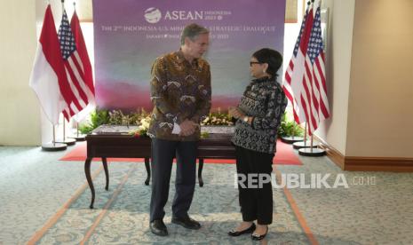 Menlu AS Antony Blinken berbicara dengan Menlu RI Retno Marsudi. 