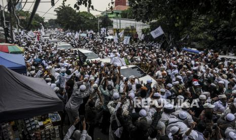 Imam Besar Front Pembela Islam (FPI) Habib Rizieq Shihab menyapa massa saat tiba di kawasan Petamburan, Jakarta, Selasa (10/11). Habib Rizieq Shihab kembali ke tanah air setelah berada di Arab Saudi selama tiga setengah tahun. Republika/Putra M. akbar