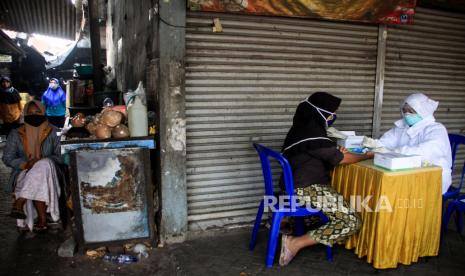 Petugas kesehatan melakukan pemeriksaan cepat atau rapid test COVID-19 di Pasar Larangan, Sidoarjo, Jawa Timur, Rabu (6/5/2020).