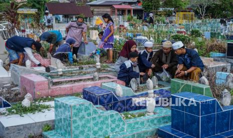 Warga berziarah di makam keluarganya di Tempat Pemakaman Umum (TPU) Muslim, Palangkaraya, Kalimantan Tengah. Warga Palangka Raya Padati Pemakaman Usai Sholat Idul Fitri