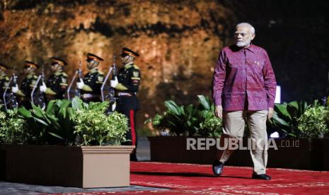 Perdana Menteri India Narendra Modi berjalan untuk menghadiri jamuan makan malam penyambutan KTT Pemimpin G20 di Taman Budaya Garuda Wisnu Kencana di Bali, Indonesia, 15 November 2022. KTT Kelompok Dua Puluh (G20) Kepala Negara dan Pemerintahan ke-17 berlangsung dari 15 hingga 16 November 2022. Siapakah Orang Paling Berpengaruh di Twitter pada 2022?