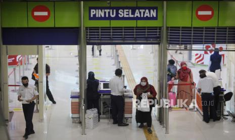 Sejumlah calon penumpang bersiap memasuki  kereta api Argo Parahyangan di Stasiun Gambir, Jakarta, Kamis (3/9/2020). PT Kereta Api Indonesia (KAI Daop 1 menyesuaikan operasional kereta api (KA) menuju Stasiun Gambir.)