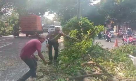 Satlantas Polrestro Depok Lakukan Giat Pemangkasan Pohon di Jalan Juanda