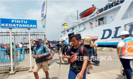 Layanan kedatangan pemudik dengan kapal laut dari Ketapang, Kalimantan Barat yang baru tiba di Terminal Penumpang Pelabuhan Tanjung Emas Semarang, pada H-12 Idul Fitri 1444 Hijriyah, Senin (10/4). Pelni cabang Pelabuhan Tanjung Emas Semarang telah mengantisipasi ancaman banjir rob dalam layanan arus mudik/balik Idul Fitri kali ini.