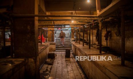 Sejumlah pedagang daging sapi beraktivitas di los daging saat aksi mogok jualan di pasar tradisional Pasar Minggu, Jakarta, Rabu (20/1). Aksi mogok tersebut serentak dilakukan pedagang daging sapi di kawasan Jakarta, Bogor, Depok, Tangerang, dan Bekasi (Jabodetabek) mulai Rabu (20/1) hingga Jumat (22/1)  sebagai bentuk protes imbas dari melonjaknya harga daging sapi mencapai Rp.130 ribu per kilogram. Republika/Thoudy Badai.