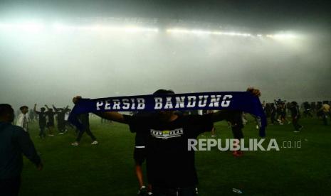 Sejumlah penonton merangsek ke dalam lapangan Gelora Bandung Lautan Api (GBLA). Persib akan menjamu Madura United di Stadion GBLA, Ahad (2/6/2023) dalam laga Liga 1. 