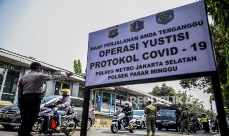 Petugas gabungan mengatur lalu lintas saat Operasi Yustisi Protokol Covid-19 di kawasan Jati Padang, Jakarta, Kamis (17/9). Polda Metro Jaya mencatat hingga Selasa (15/9), telah memberikan sanksi terhadap 9.734 pelanggar PSBB Jakarta dengan nilai denda sebesar Rp 88,6 juta. Republika/Putra M. Akbar