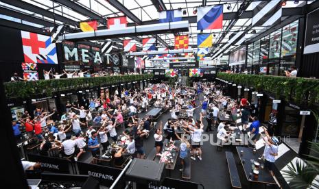 Pendukung Inggris bersorak sebelum pertandingan sepak bola babak penyisihan grup D UEFA EURO 2020 antara Inggris dan Kroasia di Boxpark, Croydon, London, Inggris, 13 Juni 2021.