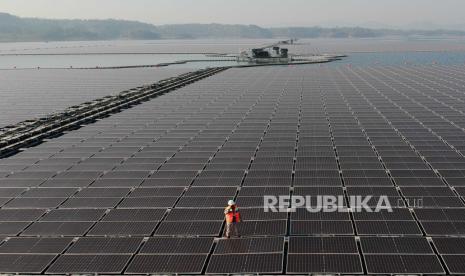 Teknisi memeriksa solar panel pada proyek PLTS Terapung di Waduk Cirata, Kabupaten Purwakarta, Jawa Barat, Selasa (26/9/2023). 