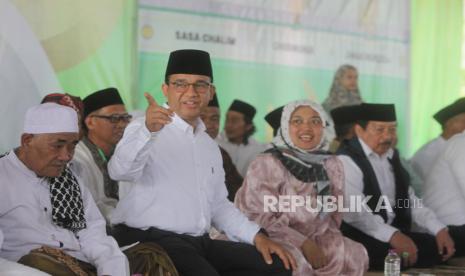 Calon Presiden nomor urut 1 Anies Baswedan berbincang dengan mantan Wakil Gubernur Lampung Chusnunia Chalim saat Haul Akbar KH. Abdul Chalim & KH Maksum di Karang Anom, Waway Karya  Lampung Timur, Ahad (14/1/2024). Anies Baswedan menghadiri Haul Akbar KH. Abdul Chalim & KH Maksum sekaligus melakukan safari politik untuk menggalang dukungan suara.