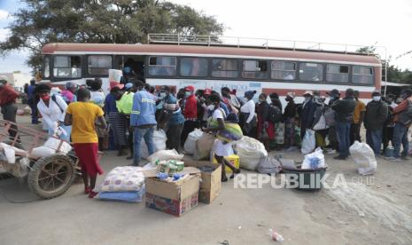 Penumpang mengantre untuk menaiki bus di Chinhoyi, Zimbabwe, Senin (21/6). Meningkatnya lonjakan kasus Covid-19 dan munculnya varian Delta yang memiliki tingkat penularan yang lebih berbahaya membuat sejumlah negara kembali memberlakukan lockdown. Presiden Zimbabwe Emmerson Mnangagwa telah memperpanjang tindakan lockdown di tiga distrik, karena meingkatnya lonjakan kasus Covid-19 di daerah tersebut. EPA-EFE/AARON UFUMELIPutra M. Akbar