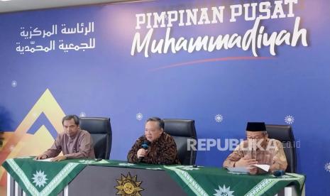 Ketua PP Muhammadiyah Syamsul Anwar (tengah) menyampaikan keterangan kepada pers terkait Munas ke-32 Majelis Tarjih dan Tajdid PP Muhammadiyah di Pekalongan 23-25 Februari 2024 di Kantor PP Muhammadiyah Yogyakarta, Rabu (21/2/2024). (