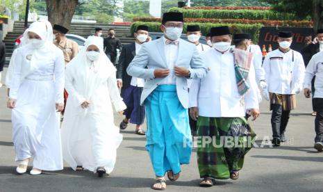 Gubernur Jawa Barat Ridwan Kamil dan Wakil Gubernur Jawa Barat Uu Ruzhanul Ulum bersama Forum Koordinasi Pimpinan Daerah (Forkopimda) memakai busana santri pada Upacara Hari Santri Tingkat Provinsi Jawa Barat, di Lapangan Gasibu, Kota Bandung, Jumat (22/10). Hari Santri 2021 mengusung tema Santri Siaga Jiwa dan Raga yang mempunyai arti selalu siap untuk membela tanah air, mempertahankan persatuan Indonesia, dan mewujudkan perdamaian dunia sesuai dengan ajaran Islam yang rahmatan lil alamin.