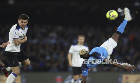  Penyerang Napoli, Victor Osimhen, saat melakukan tendangan salto pada pertandingan sepak bola Serie A Liga Italia musim lalu.