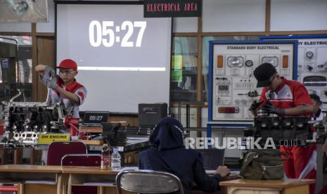 Lulusan sekolah menengah kejuruan (SMK) dinilai mampu berkontribusi dalam penurunan tingkat pengangguran terbuka (TPT)./ilustrasi