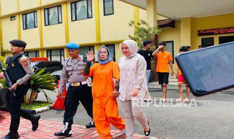 Keluarga perusak pipa air Perumda Tirta Pakuan dihadirkan dalam konferensi pers Polresta Bogor Kota, Kamis (7/12/2023). Lima ordang tersebut dengan sengaja merusak fasilitas publik berkali-kali, demi mendapatkan uang ganti rugi dari Perumda Tirta Pakuan. 