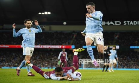 Bintang City yang menghancurkan Aston Villa Phil Foden (kanan). 