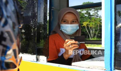 Gubernur Bank Indonesia (BI) Perry Warjiyo memperkirakan nilai transaksi uang elektronik pada 2023 tumbuh pesat mencapai Rp 495 triliun.