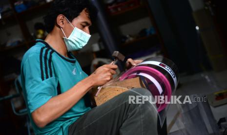 Untuk menghindari PHK banyak perusahaan yang beralihfungsi, misalnya mengerjakan masker wajah atau membuat APD. Pandemi corona hingga Rabu (22/4) telah menyebabkan 2 juta pekerja kehilangan pendapatannya.