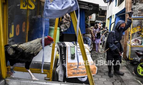 Warga menyemprotkan cairan disinfektan di kawasan pemukiman padat di Lio Genteng, Astana Anyar, Kota Bandung, Selasa (7/4). Penyemprotan disinfektan dan pembagian masker dari swadaya warga setempat tersebut dilakukan untuk memutus mata rantai penyebaran virus Corona (Covid-19)